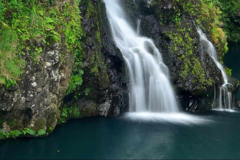 Image of a pretty waterfall along the Road to Hana